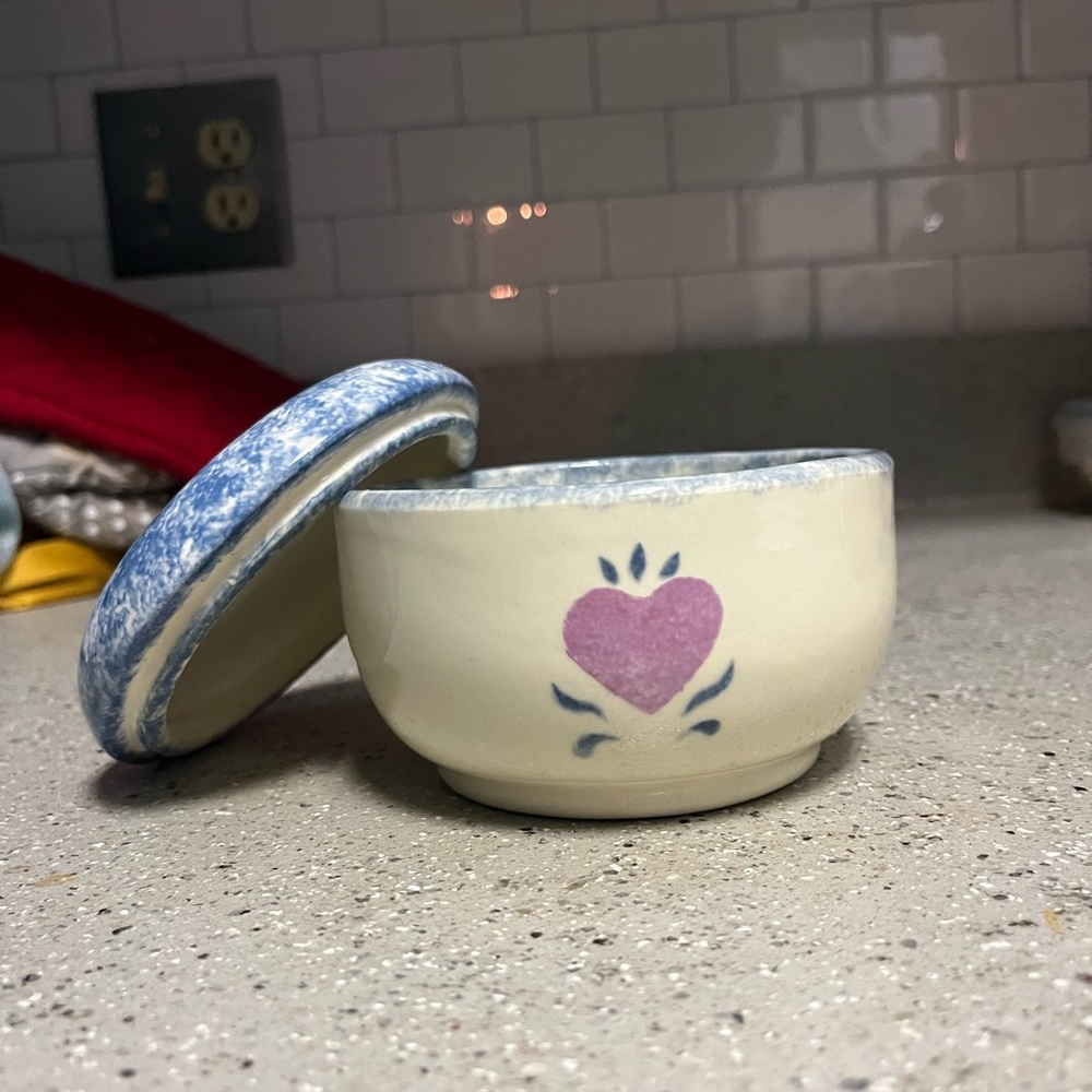Vintage Sponge Heart Snyder Dish‎